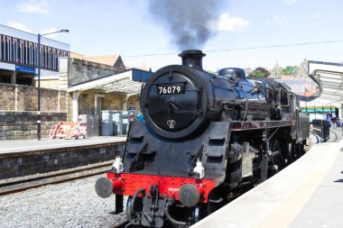 - Hayır. 76079 İngiliz buhar treni Whitby, İngiltere 'deki platformda.