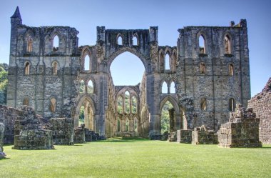 North York Moors Ulusal Parkı 'ndaki Abbey harabelerinde kavisler.