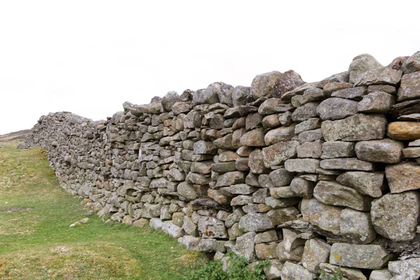 Yorkshire Dales İngiltere 'sinde kurumuş taş duvarlar