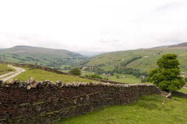 Yorkshire Dales kırsalında taş duvar