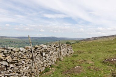 Yorkshire Dales İngiltere 'sinde kurumuş taş duvarlar