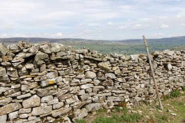 Yorkshire Dales İngiltere 'sinde kurumuş taş duvarlar