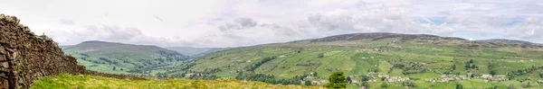 Yorkshire Dales İngiltere 'sinde kurumuş taş duvarlar