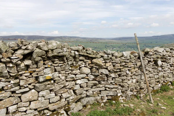 Yorkshire Dales İngiltere 'sinde kurumuş taş duvarlar