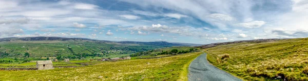 Yorkshire Dales Tepelerinin Manzarası Yalnız Taş Binası Bulutlu Mavi Gökyüzü Telifsiz Stok Imajlar