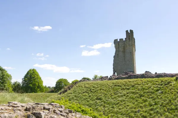 Helmsley Castle Tower Modrou Oblohou Pozadí Národní Park North York — Stock fotografie