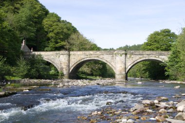 Richmond North Yorkshire, Birleşik Krallık 'a giden üç açıklık bir taş köprü.