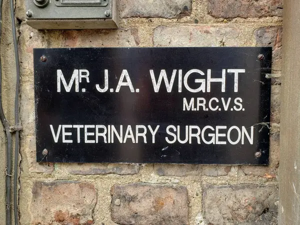 Thirsk, Yorkshire, İngiltere. Plaket James Alfred Wight M.R.C.V.S. Veteriner cerrahı James Herriot