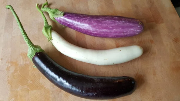 Kesme Tahtasında Farklı Renkte Patlıcan — Stok fotoğraf