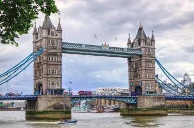 Gri bulutlu bir günde Londra kule köprüsü 