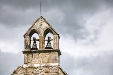 Kuzey Yorkshire 'da arka planında gri gökyüzü olan eski kilise çan kulesi.