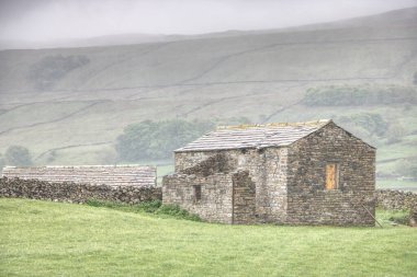 Arka planda Yorkshire Dales İngiltere ile taş bina