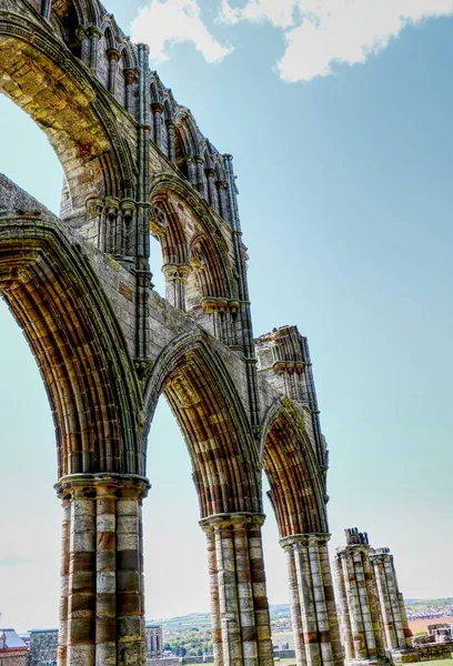 Kuzey Yorkshire İngiltere 'deki Whitby Abbey Harabeleri' ndeki kemerler..