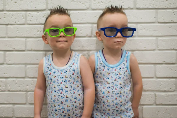 Bir ev sinemasının genç izleyicileri. Çocukların renkli 3D gözlük takıp çizgi film izlediği komik resimler..