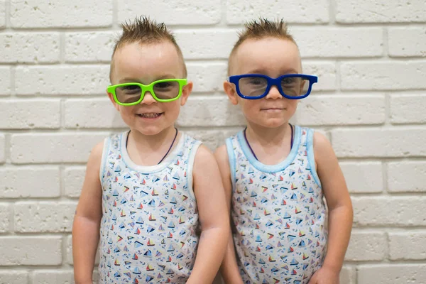 Bir ev sinemasının genç izleyicileri. Çocukların renkli 3D gözlük takıp çizgi film izlediği komik resimler..