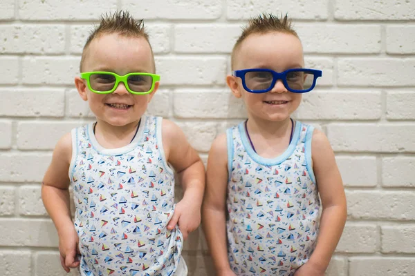 Bir ev sinemasının genç izleyicileri. Çocukların renkli 3D gözlük takıp çizgi film izlediği komik resimler..