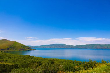 Sevan Gölü ve çevresindeki dağlar açık bir yaz gününde