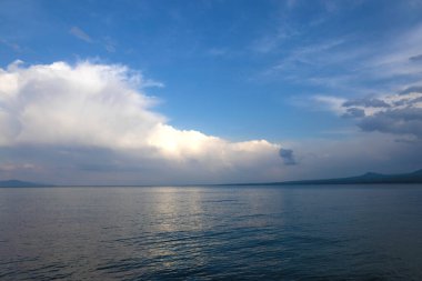 Sevan Gölü ve çevresindeki dağlar açık bir yaz gününde