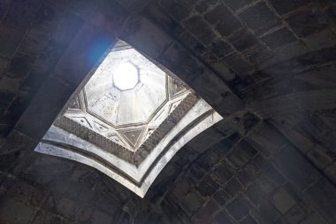 Parlak ışık, Hristiyan tapınağı Haghpat 'ın çatısından geçer. Aşağıdan, tapınağın içinden çekilir.