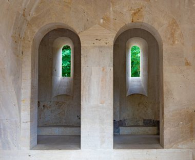 Göze ve ağaca benzeyen kemerler Haghartsin manastırı kompleksinde görünür.