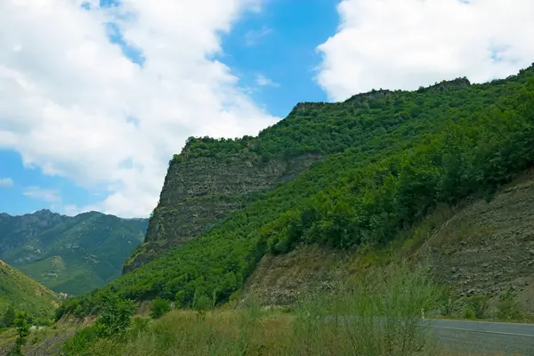 Estrada Através Uma Cadeia Montanhas Rochosas Parcialmente Coberto Com Floresta — Fotografia de Stock