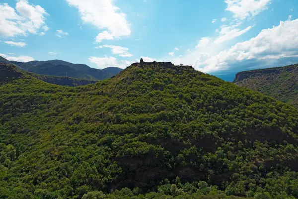 Fortaleza Medieval Kayan Topo Uma Colina Cercada Por Florestas Altas — Fotografia de Stock