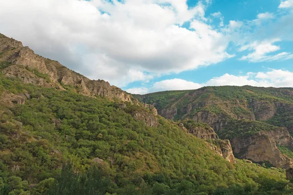 Montanhas Rochosas Arborizadas Perto Mosteiro Geghard Dia Ensolarado Nublado Pôr — Fotografia de Stock