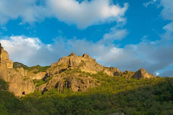 Montanhas Rochosas Arborizadas Perto Mosteiro Geghard Dia Ensolarado Nublado Pôr — Fotografia de Stock