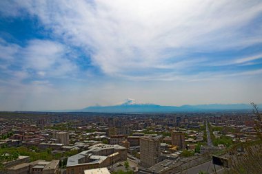 Erivan şehir merkezinin panoramik görüntüsü ve arka planda Ararat Dağı. Erivan üzerinde güzel bulutlar, arka planda Ararat Dağı var..