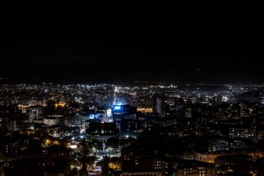 Erivan, Ermenistan - 27 Ekim 2022: Opera binası ve gece Erivan 'ın merkezi, Cascade' den fotoğraf.