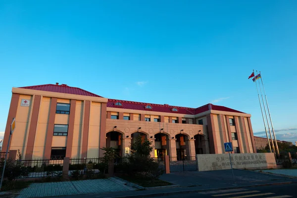 アルメニア エレバン2022年10月27日 アルメニアと中国の友好学校が日没時に建てられ 魔法の時間帯は暖かい色の壁 金色の時間帯 青空を背景にした — ストック写真