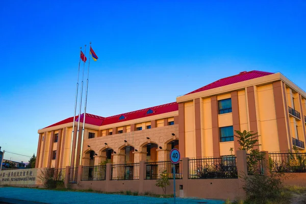 亚美尼亚埃里温 2022年10月27日 亚美尼亚 中国友谊学校在日落时建成 在神奇的时刻有温暖的彩墙 在金色的时刻 在蓝天的背景下 — 图库照片