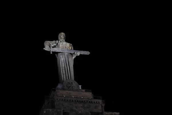 Άγαλμα Της Μητέρας Αρμενίας Στο Πάρκο Της Νίκης Βράδυ Φωτογραφία — Φωτογραφία Αρχείου