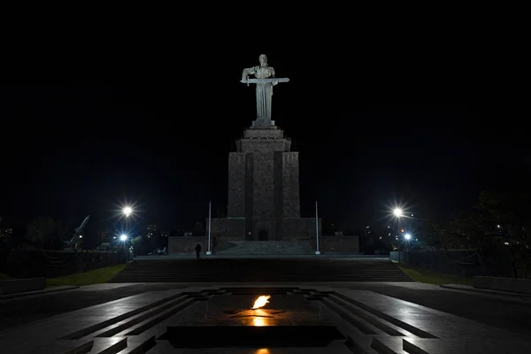 Статуя Матері Вірменії Парку Перемоги Ввечері Знята Знизу Вічний Вогонь — стокове фото