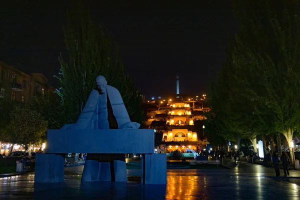 Erywań Armenia Października 2022 Wieczorem Pomnik Aleksandra Tamanyana Głównego Architekta — Zdjęcie stockowe