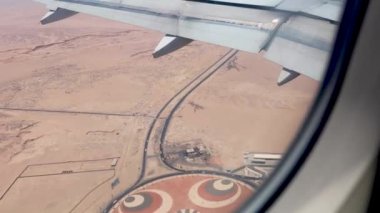 Hürghada, Mısır 'a iniş sırasında kavşağın ve yolların uçak penceresinden hava görüntüsü