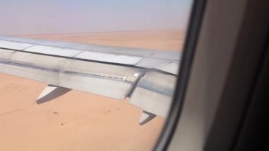 Mısır çölündeki Hurghada havaalanına yaklaşan ve inen uçak, sol pencereden yakalandı.