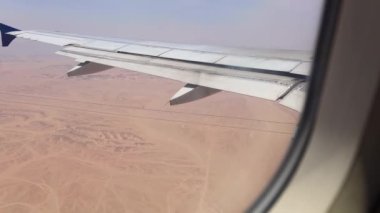 Mısır 'daki Hurghada Havaalanı' na yaklaşan bir uçaktan sol pencereden çekilen çöl manzarası..
