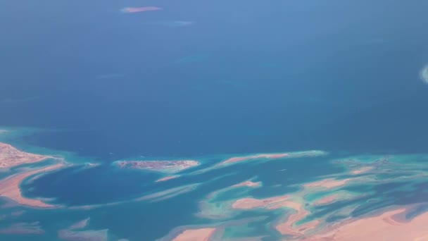 Острова Окруженные Бирюзовыми Водами Красном Море Захваченные Левого Окна Самолета — стоковое видео