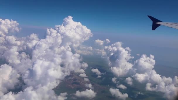 Vista Aérea Escénica Las Nubes Través Ventana Izquierda Del Avión — Vídeos de Stock