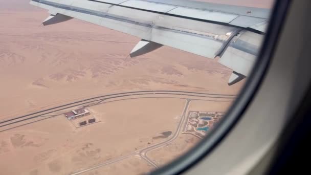 Perspectiva Aérea Escénica Hoteles Piscinas Del Desierto Vistos Través Una — Vídeo de stock
