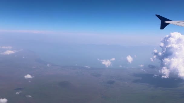Сценический Вид Воздуха Озеро Севан Облака Горы Через Левое Окно — стоковое видео