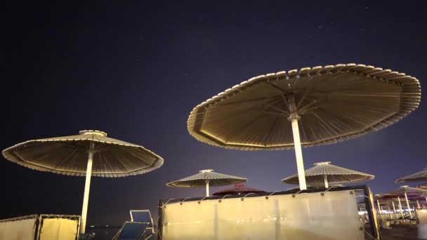 Güverte Sandalyeleri Plaj Şemsiyeleri Altında Gece Gökyüzü Samanyolu Nun Arka — Stok video