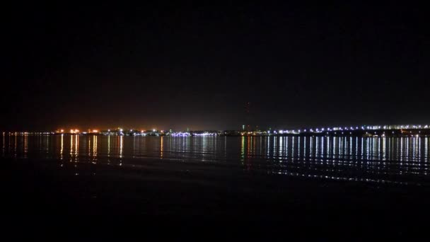 Luces Costeras Reflejándose Tranquila Superficie Del Mar Rojo Por Noche — Vídeos de Stock