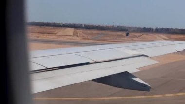 Mısır 'da açık bir yaz günü havalanmadan önce Hurghada Havaalanı pistinde hızlanan uçak