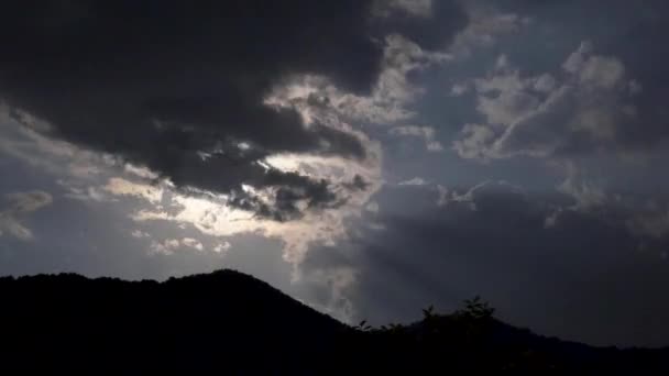 Okouzlující Časová Prodleva Oblačné Větrné Noční Oblohy Unášenými Mraky Maskujícími — Stock video