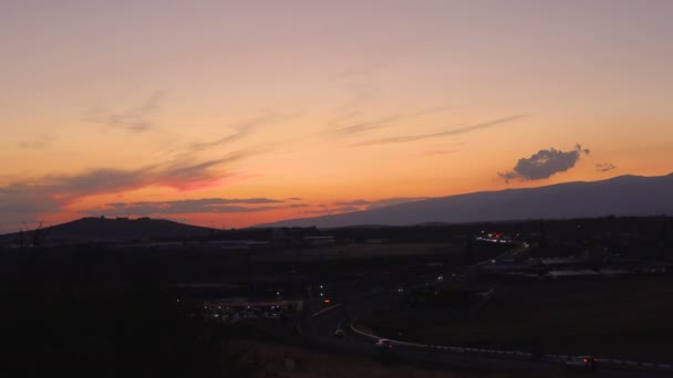 Rüzgârlı Bulutlu Yaz Günbatımının Altında Dolambaçlı Bir Yolda Giden Arabalar — Stok video