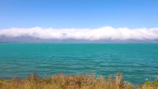 Wolken Omhullen Bergtoppen Dalen Naar Het Meer Van Sevan Een — Stockvideo