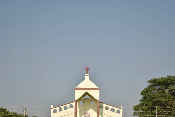 在印度小镇 一个天主教的十字架白天穿过教堂的特写镜头 — 图库照片