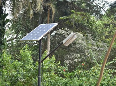 Güneş enerjisiyle çalışan bir sokak lambasının yakın plan seçmeli fotoğrafı. Orman bölgesine ya da Urban Park 'a monte edilmiş.